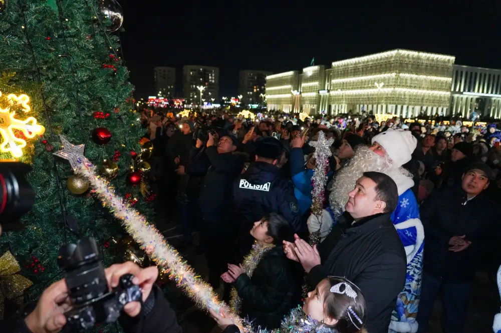 В ТУРКЕСТАНЕ ЗАЖГЛИ ОГНИ ГЛАВНОЙ ЕЛКИ (2)
