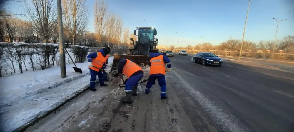 Более 3 000 дорожных рабочих и 1 400 единиц спецтехники задействованы в снегоуборочных работах в Астане (8)