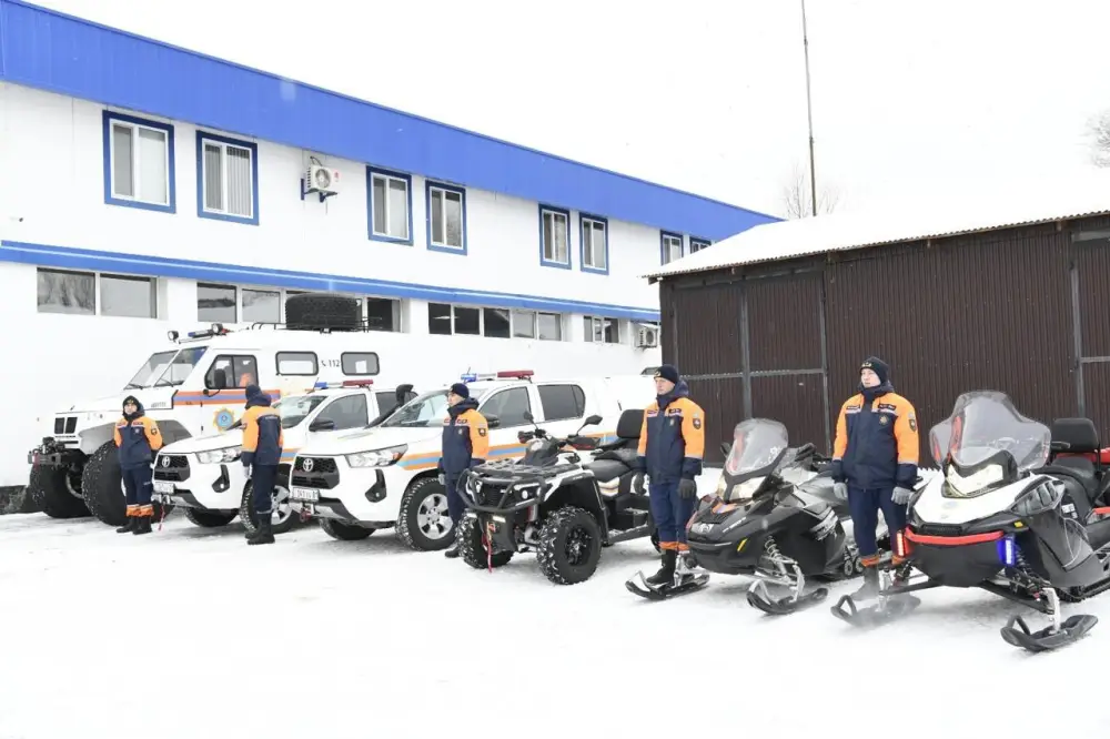 «Тонкий лед»: столичные спасатели напомнили горожанам правила безопасного поведения на льду (3)