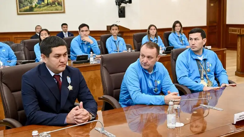 Чемпион Сурдлимпиады в Токио Еркебулан Канафин и его тренер награждены орденом «Құрмет» (3)