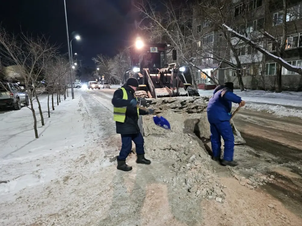 Свыше тысячи единиц спецтехники вышли на уборку снега в Астане в ночную смену (6)