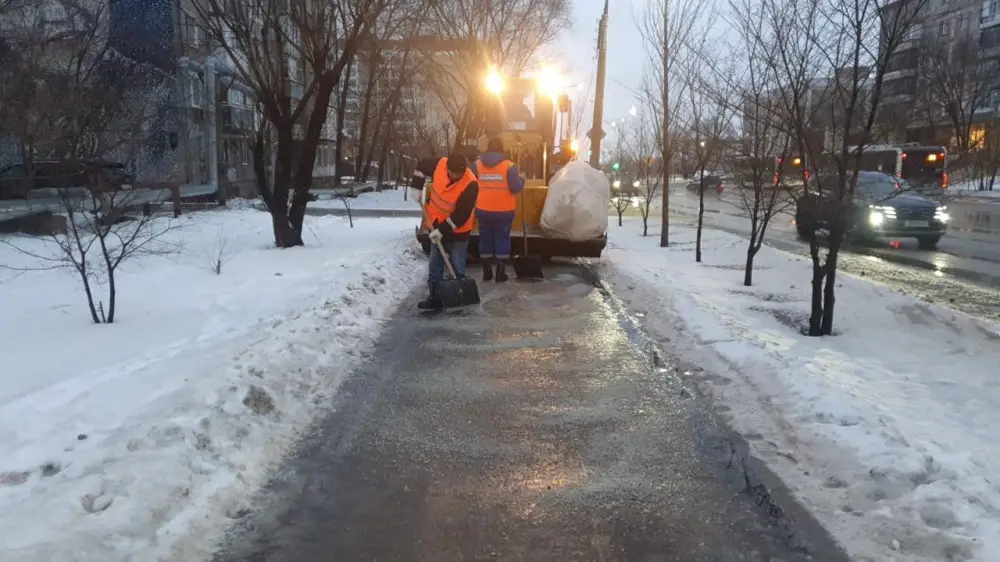 В работе по уборке улиц Астаны задействовано более 1,4 тысячи единиц коммунальной техники (3)