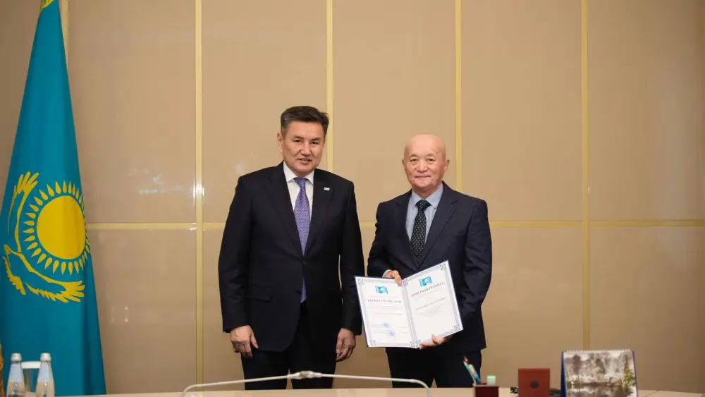 В Восточном Казахстане вручили госнаграды в честь Дня Независимости (5)