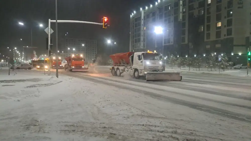 Более 1 200 единиц спецтехники задействованы в снегоуборке ночью в Астане (5)
