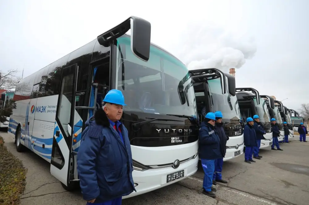 В Актау предприятию MAЭK вручили 20 автобусов (4)