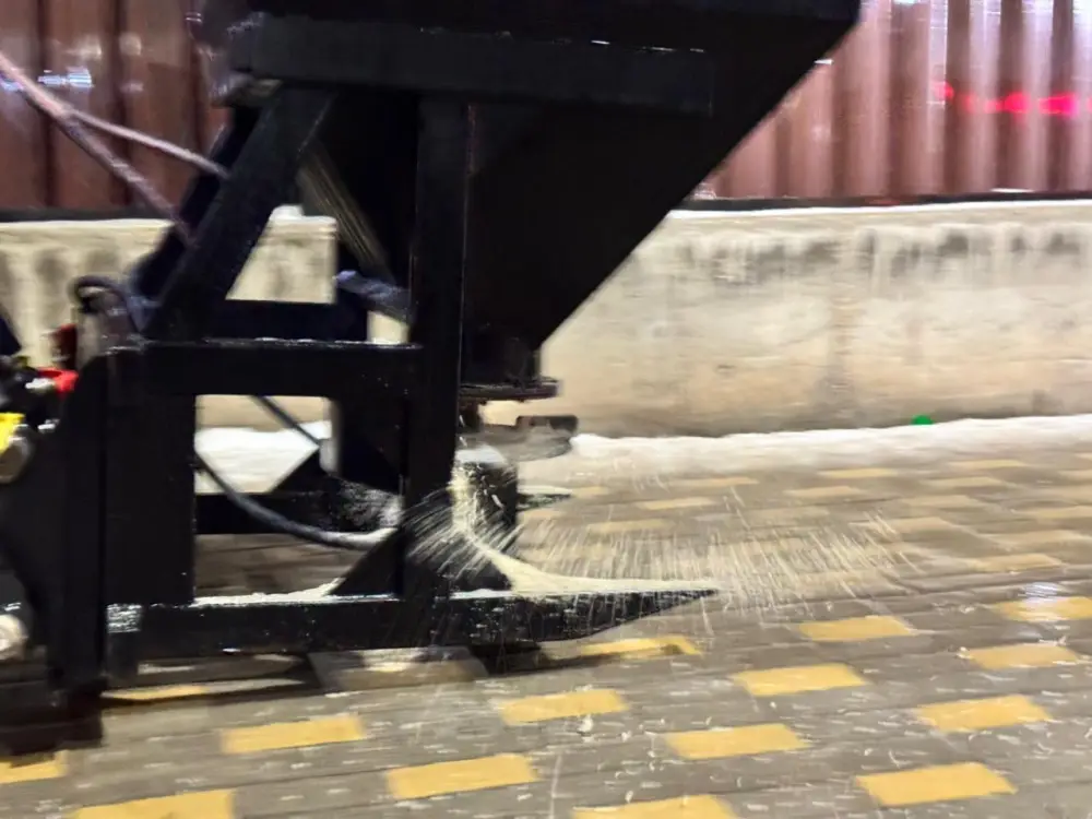 В столице продолжается обработка дорог и тротуаров техсолью (2)