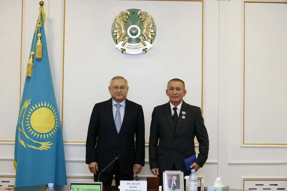 Бейбит Исабаев вручил государственные награды представителям рабочих профессий (2)