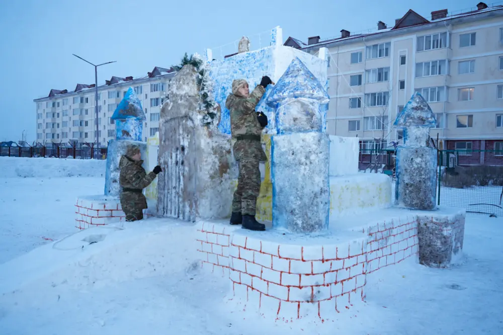 Лёд, фантазия и тепло сердец: столичные гвардейцы создали новогодний городок (6)
