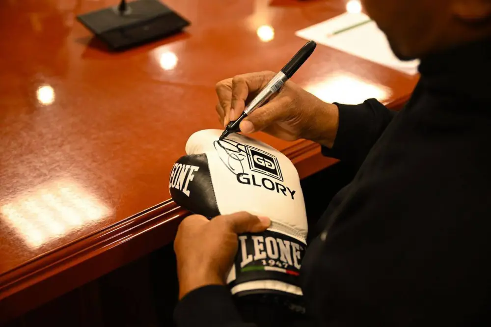 Ербол Мырзабосынов встретился с легендарным боксёром Роем Джонсом (8)