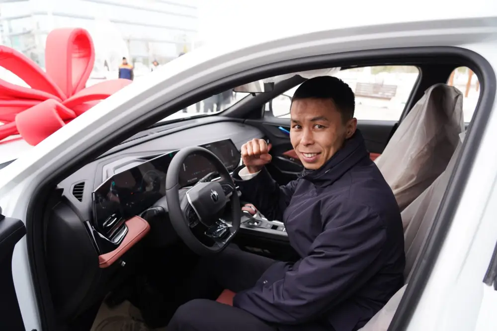 АКИМ ТУРКЕСТАНСКОЙ ОБЛАСТИ НАГРАДИЛ ЧЕМПИОНА И ПРИЗЕРА ЧЕМПИОНАТОВ МИРА И ВРУЧИЛ ИМ АВТОМОБИЛИ (5)