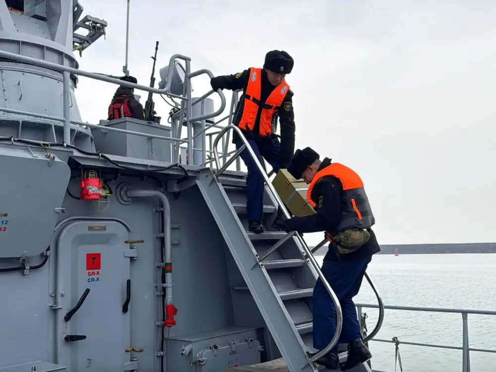 Военные моряки отработали комплекс боевых задач в Каспийском море (3)