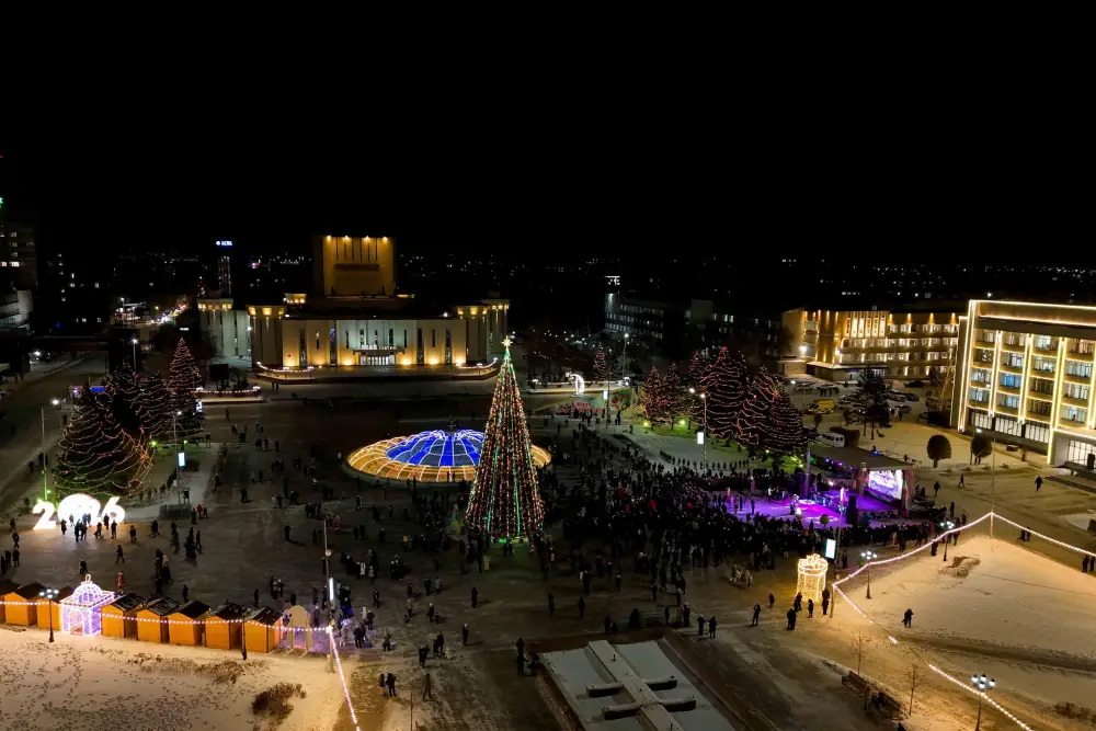 В Семее зажгли огни новогодней елки (6)