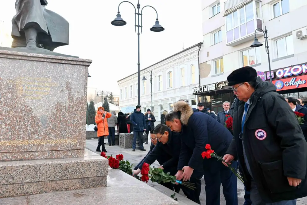 Делегация области Абай посетил памятник Шокана Уалиханова и мемориальную доску Кемеля Токаева в Омске (3)
