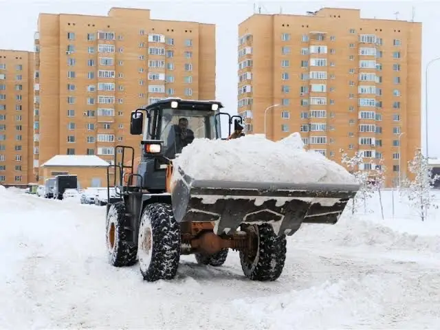 Работают без перерывов и выходных: как коммунальные службы борются со снегом и наледью в Астане (2)
