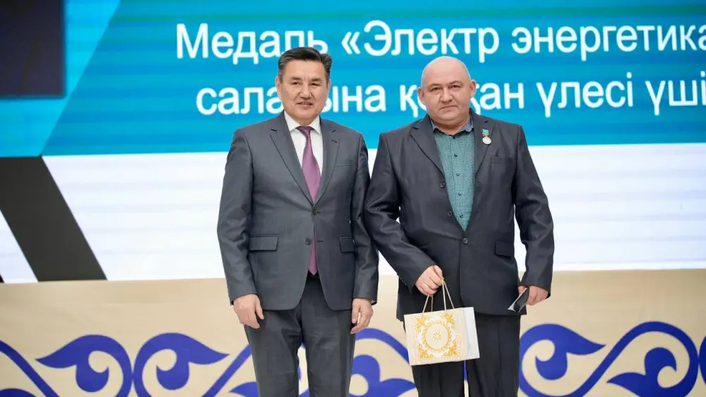 В Восточном Казахстане награждены представители энергетической отрасли (10)