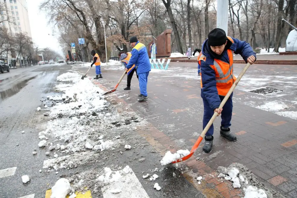 В Алматы будет усилена готовность коммунальных служб к новогодним праздникам (9)