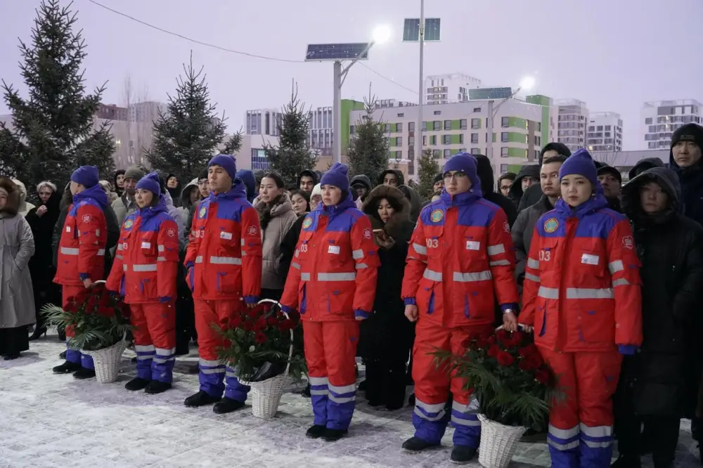 В Астане установлена мемориальная доска, посвященная фельдшеру Улдане Мырзуан, погибшей при исполнении служебных обязанностей (4)