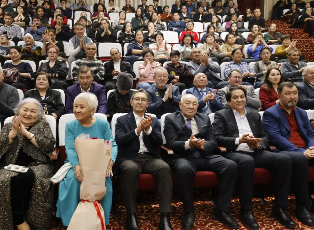 В Жетісу торжественно отметили присвоение академического статуса драматическому театру имени Бикен Римовой (7)