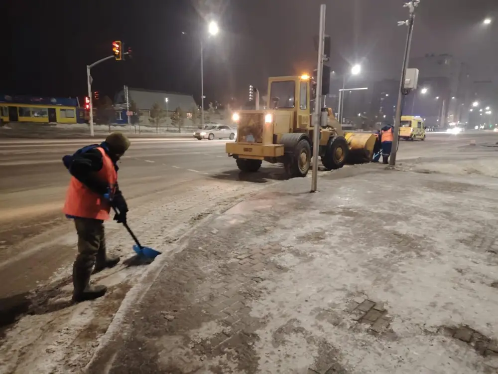Плюсовая температура днём и морозы ночью: коммунальные службы усилили уборку в Астане (6)