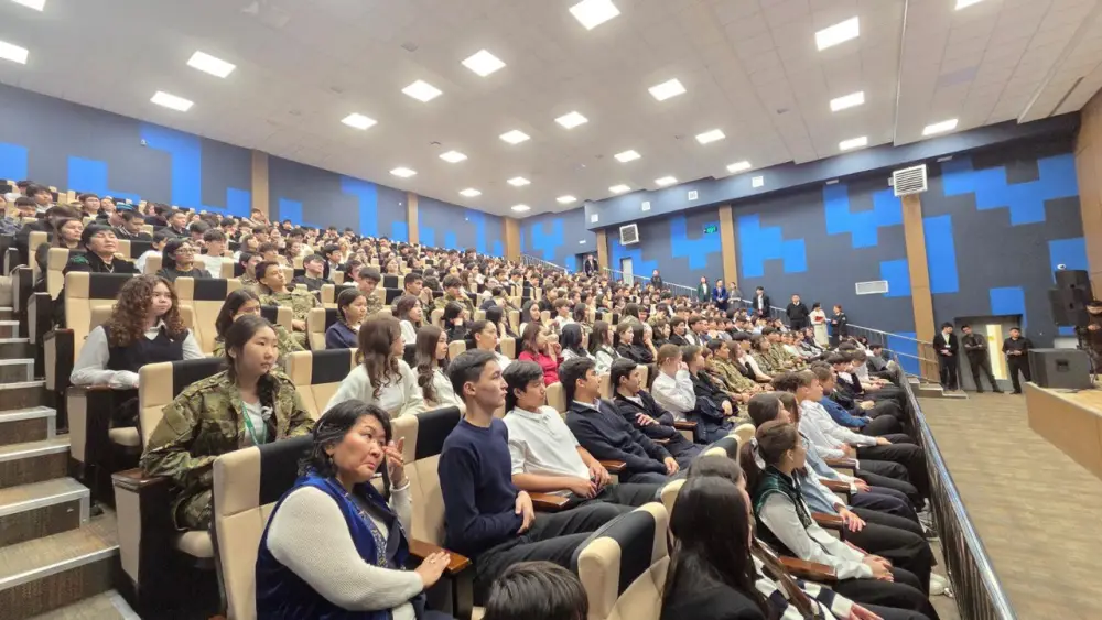 Дипфейки, дропперы, мошенники: столичным школьникам рассказали о цифровой безопасности (4)