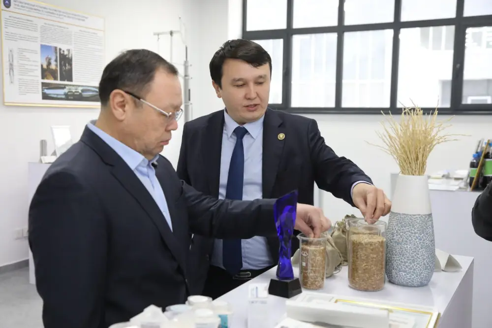 Заместитель акима города Алматы Абзал Нукенов ознакомился с научным потенциалом КазНУ (3)