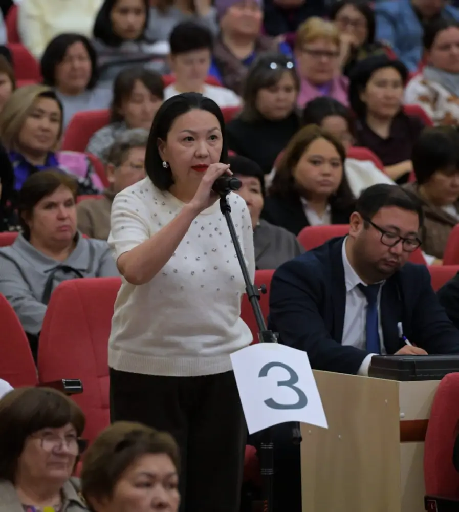 Аким Павлодарской области Асаин Байханов провел встречу с жителями Аксу: в центре внимания — вопросы развития города (5)