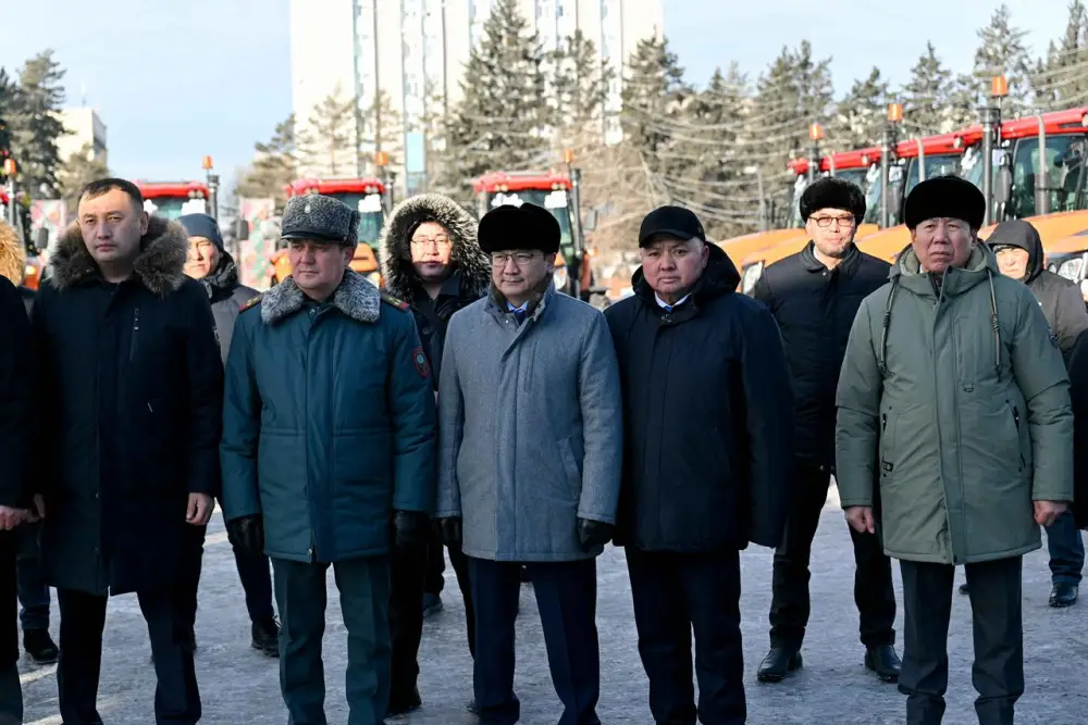 Победителям областного конкурса «Үлгілі ауыл» вручены 20 тракторов (3)