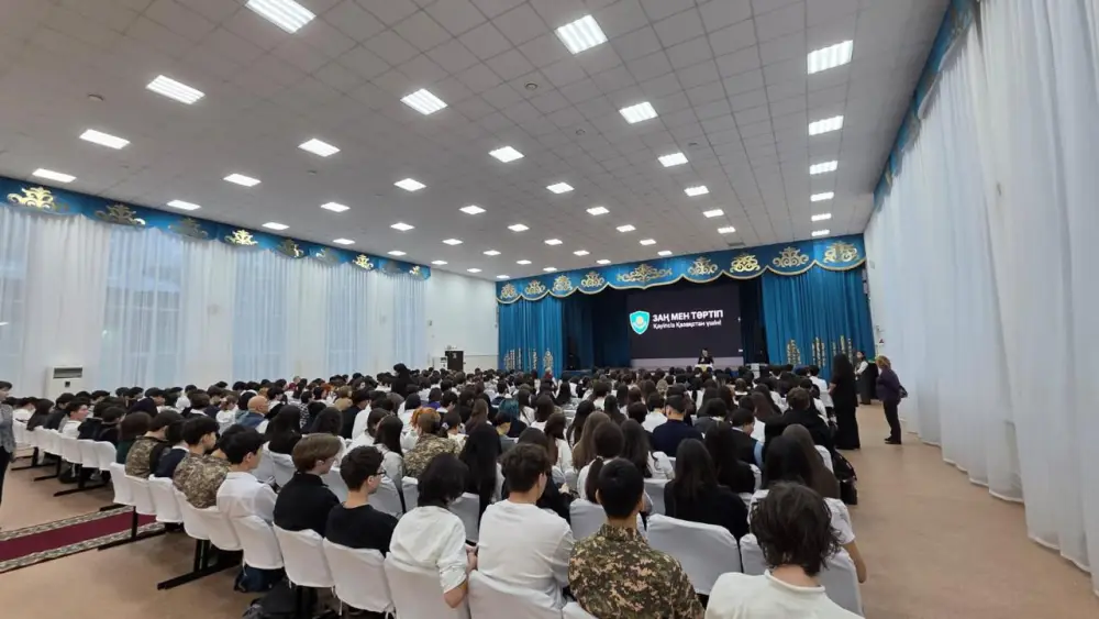 Столичным школьникам рассказали о защите от дипфейков, дропперов и мошеннических схем (5)