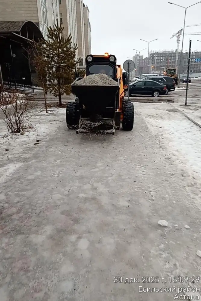В столице продолжается обработка дорог и тротуаров техсолью (5)