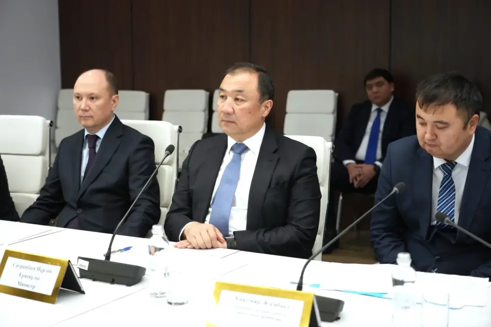 Министр транспорта провёл личный приём граждан в Центре приёма граждан (2)