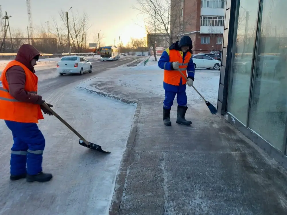 Около трех тысяч дорожных рабочих задействованы в снегоуборочных работах в Астане (4)