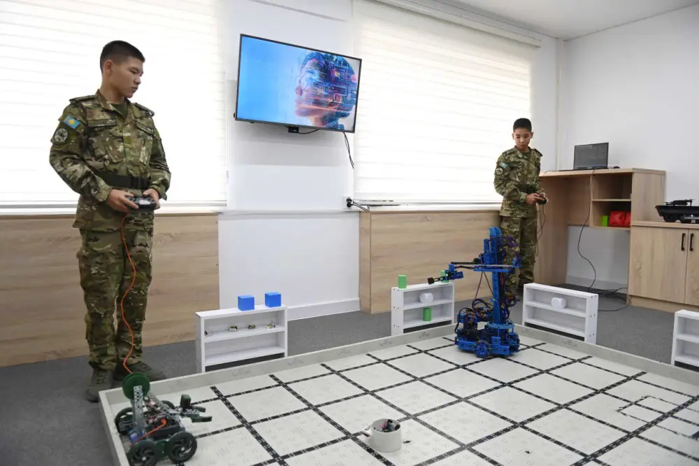 Глава государства посетил специализированную военную школу-интернат в Таразе (3)