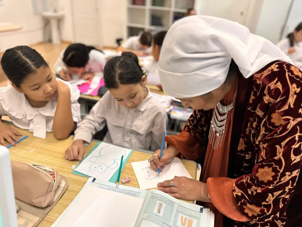 В Астане бабушки-волонтеры провели мастер-класс по рукоделию для школьников (5)