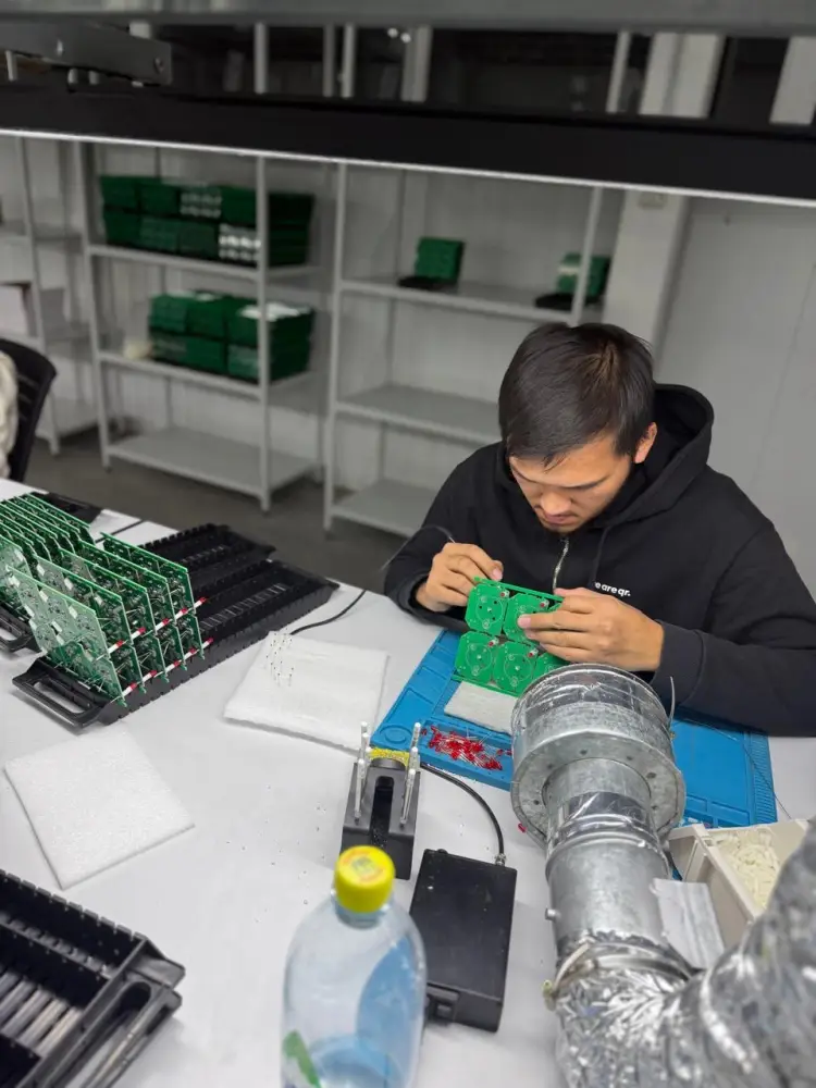 Внедрение современных цифровых решений: вице-министр Жаннат Дубирова посетила QR System (4)