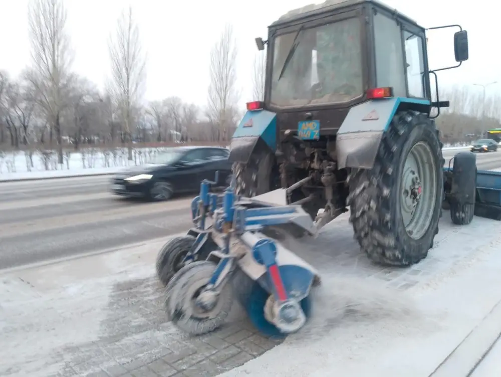 Более 1 300 единиц спецтехники задействованы в снегоуборке в Астане (10)