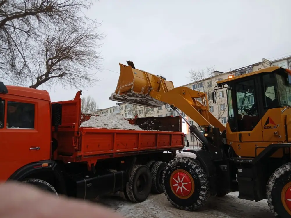 Около трех тысяч дорожных рабочих вышли на уборку снега в Астане (8)
