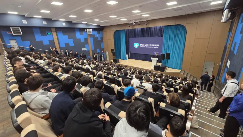 Дипфейки, дропперы, мошенники: столичным школьникам рассказали о цифровой безопасности (5)