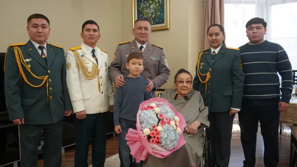 В Алматы военнослужащие с оркестром поздравили Бибигуль Тулегенову с днем рождения (2)