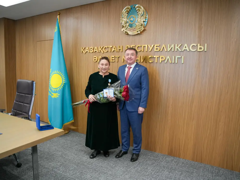 Министр юстиции Ерлан Сарсембаев в честь Дня адвокатуры наградил представителей адвокатского сообщества (4)