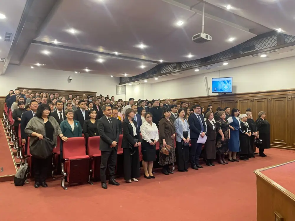 В КАЗАХСТАНЕ ПОЧТИЛИ ПАМЯТЬ ПОГИБШИХ ФЕЛЬДШЕРОВ СКОРОЙ ПОМОЩИ И НАГРАДИЛИ ЛУЧШИХ СПЕЦИАЛИСТОВ (3)