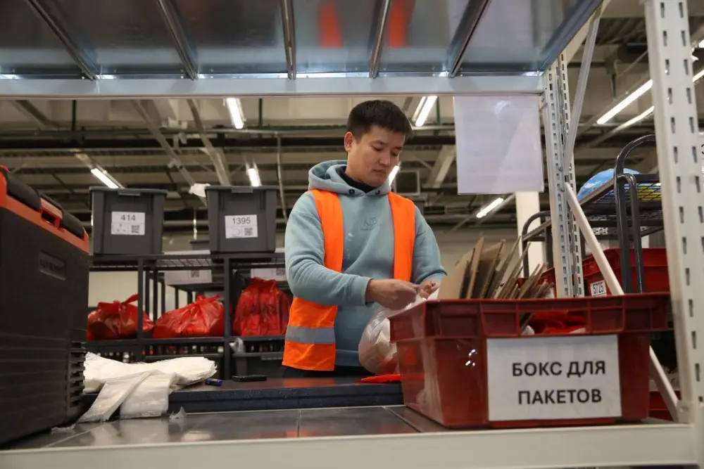 Аким Алматы Дархан Сатыбалды ознакомился с работой нового логистического комплекса Magnum E-commerce в Алатауском районе (2)