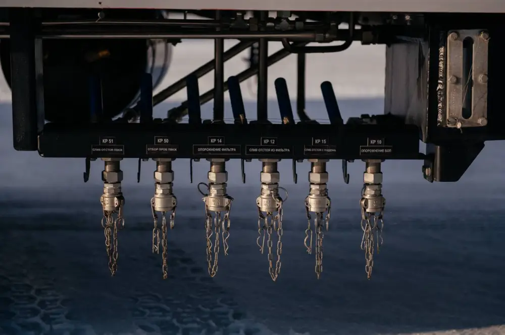 Новый топливозаправочной автомобиль прибыл в аэропорт Актобе (4)