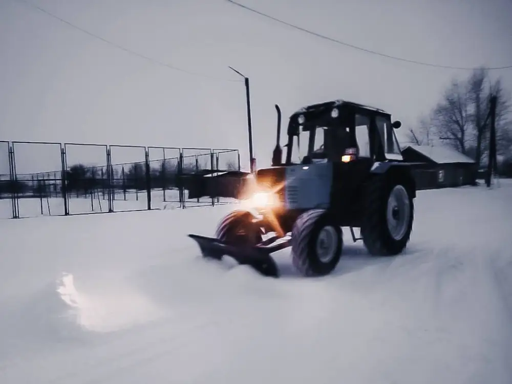 В Бородулихинском и Бескарагайском районах проводятся работы по очистке дорог от снега (4)