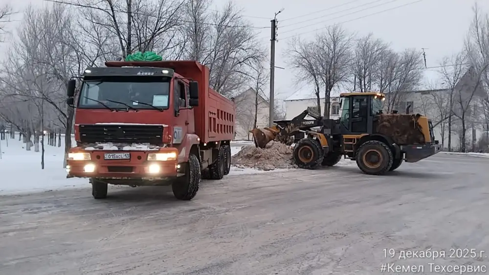 Более 1200 единиц спецтехники заняты в снегоуборочных работах в Астане (7)
