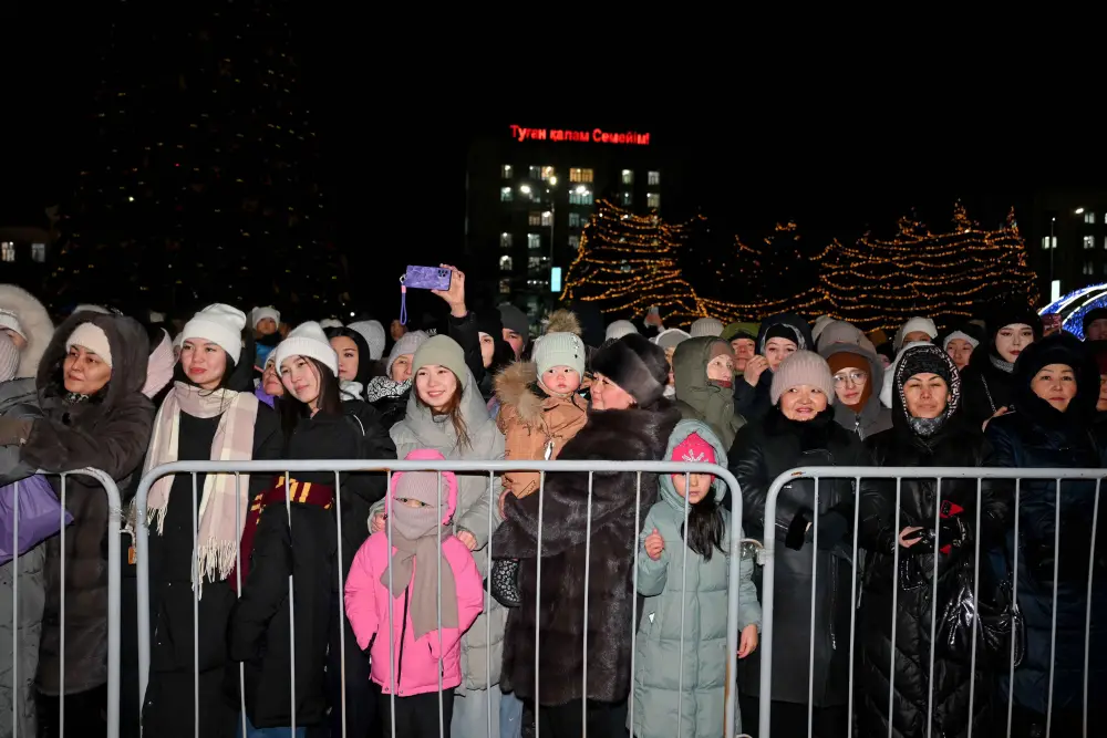 В Семее зажгли огни новогодней елки (9)