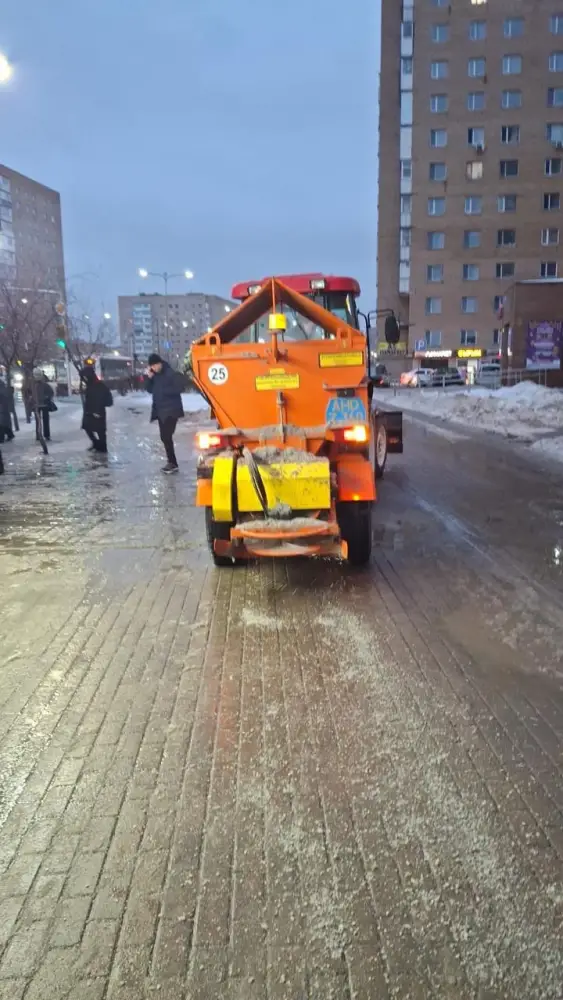 В работе по уборке улиц Астаны задействовано более 1,4 тысячи единиц коммунальной техники (4)