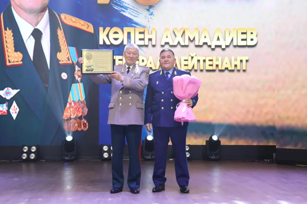 В Астане ветерана Сил воздушной обороны Копена Ахмадиева поздравили с юбилеем (6)