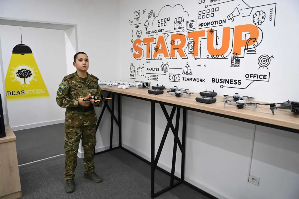 Глава государства посетил специализированную военную школу-интернат в Таразе (4)