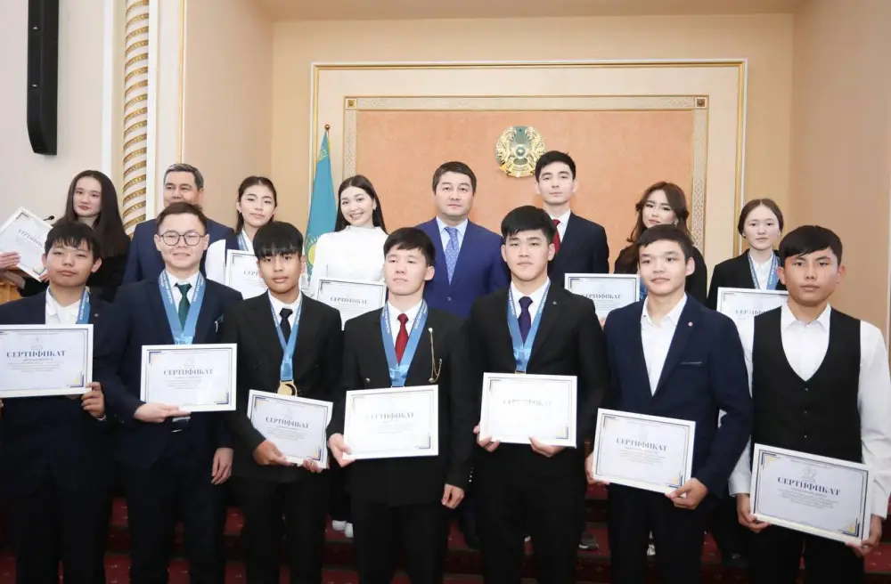 В Мангистау наградили победителей олимпиад среди сельских школ и лучших представителей сферы спорта (5)