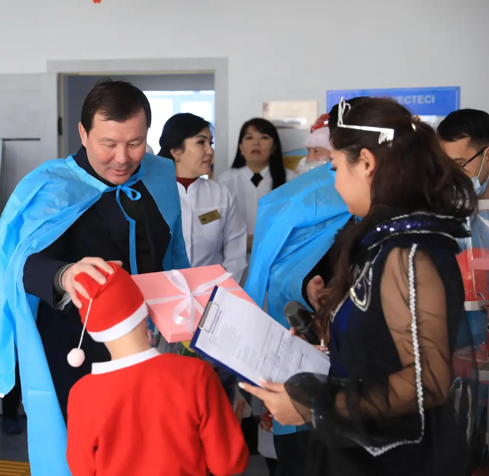 Асхат Шахаров поздравил детей с Новым годом в социальном центре и детской больнице (4)